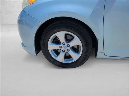 Used 2015 Toyota Sienna LE image 23