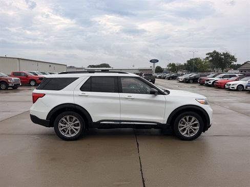 Used 2023 Ford Explorer XLT w/ Equipment Group 202A AWD/4WD image 2
