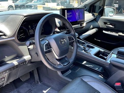 Used 2025 Toyota Sienna Limited AWD/4WD image 9