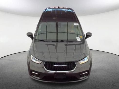 Used 2023 Chrysler Pacifica Touring-L FWD image 2