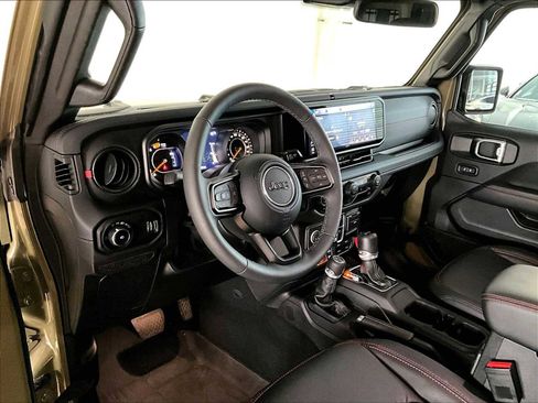 Used 2025 Jeep Wrangler Unlimited Rubicon w/ Convenience Group AWD/4WD image 7