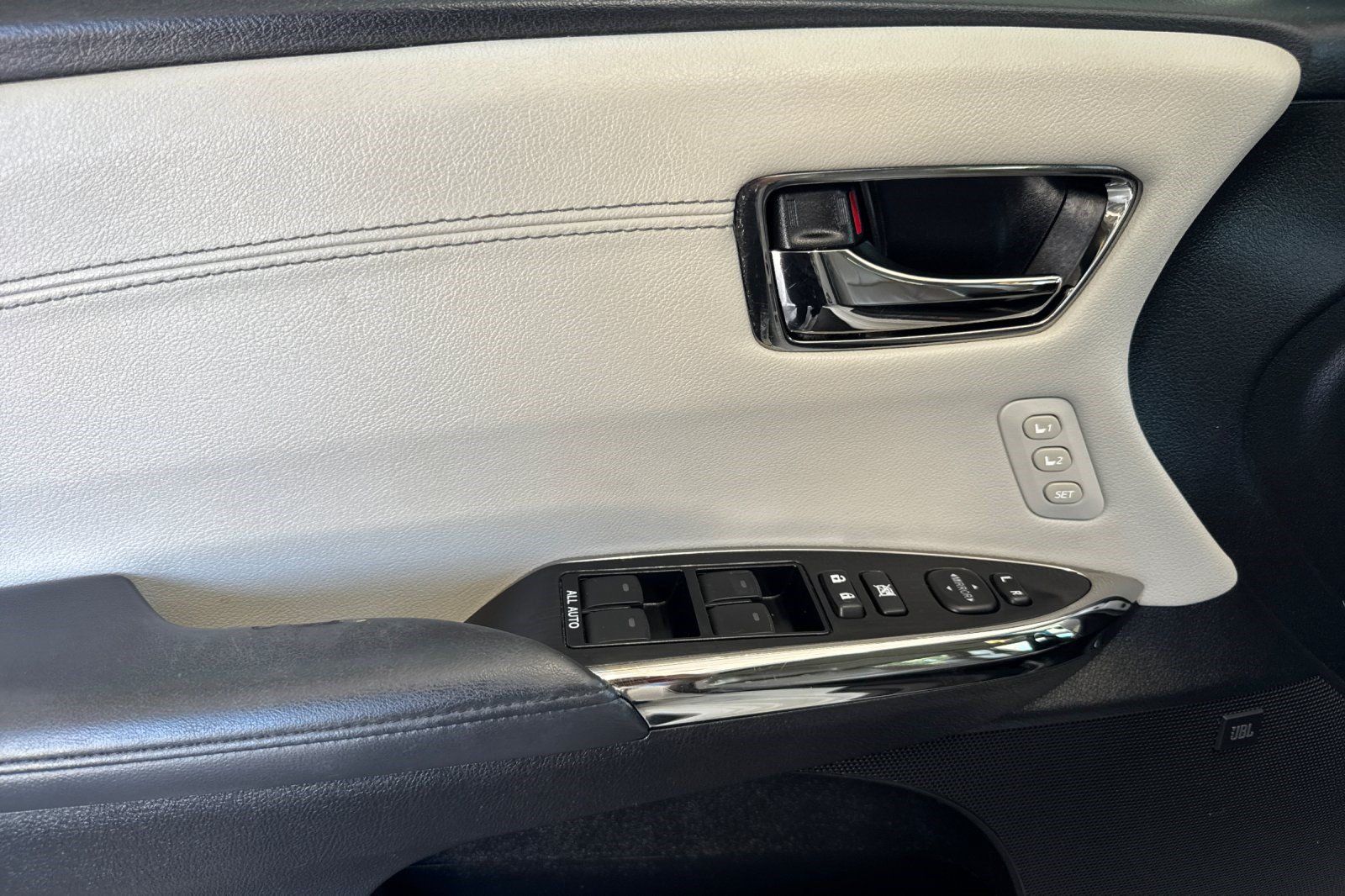 Used 2016 Toyota Avalon Limited FWD image 12