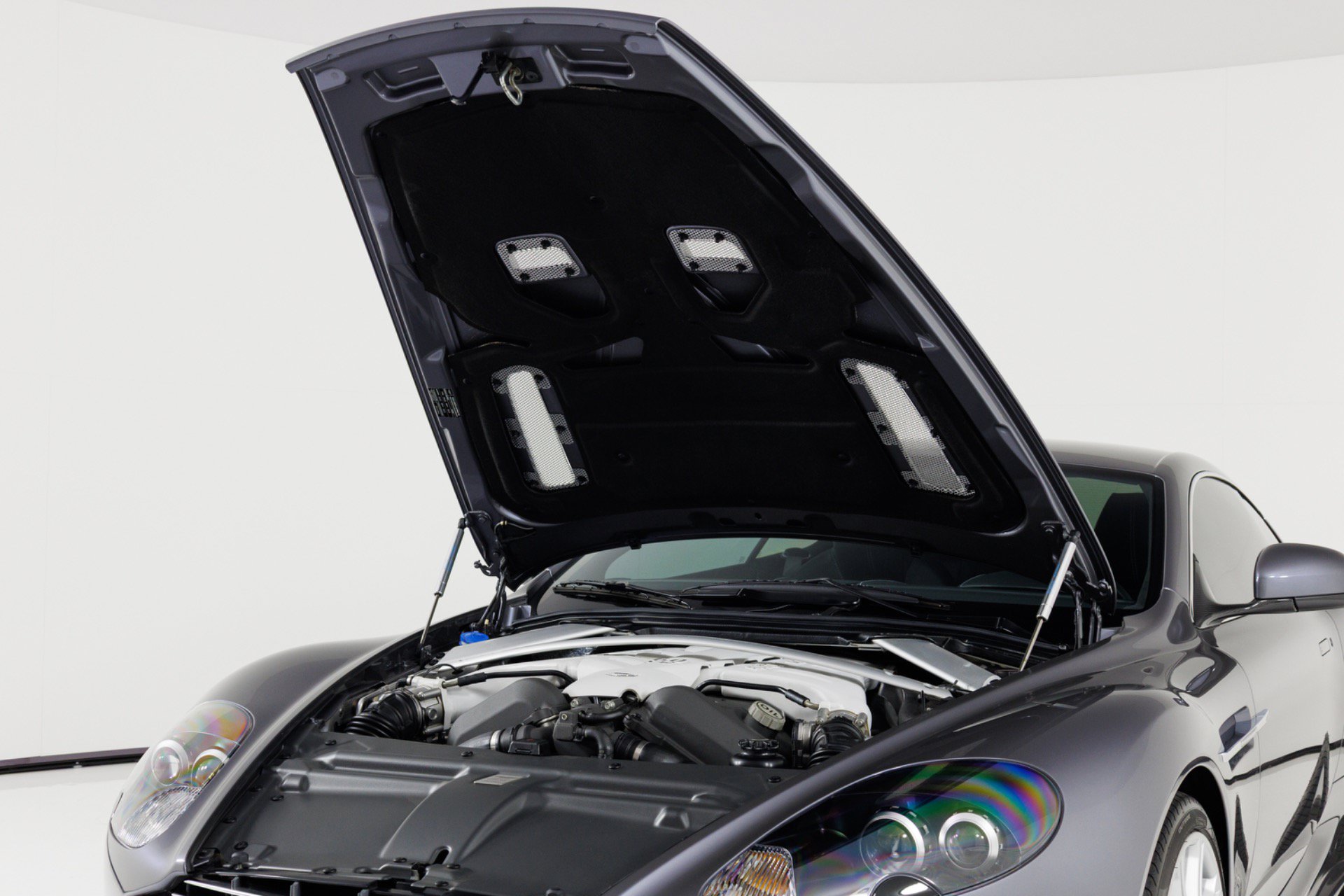 Used 2010 Aston Martin DBS Coupe RWD image 46