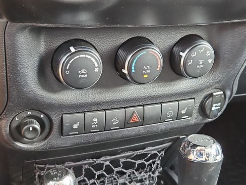 Used 2016 Jeep Wrangler Unlimited Rubicon w/ Connectivity Group AWD/4WD image 32