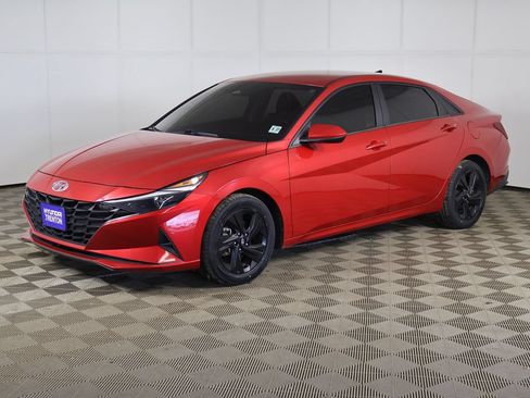 Used 2023 Hyundai Elantra SEL w/ Preferred Accessory Package FWD image 7