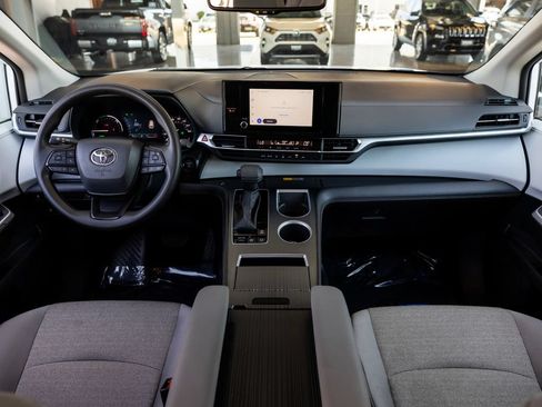Used 2026 Toyota Sienna LE FWD image 15