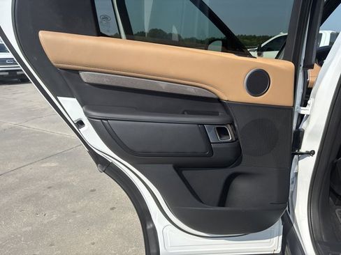 Used 2023 Land Rover Discovery Metropolitan Edition image 19