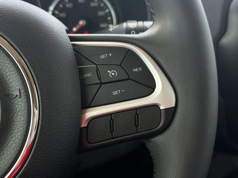 Used 2020 Jeep Renegade Latitude FWD image 24