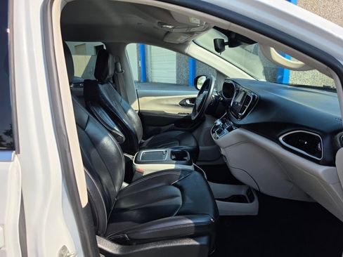 Used 2024 Chrysler Pacifica Touring-L FWD image 11