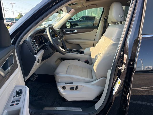 Used 2024 Volkswagen Atlas SEL AWD/4WD image 11