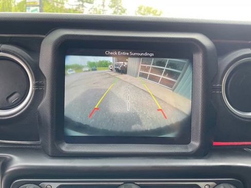 Used 2018 Jeep Wrangler Unlimited Sahara AWD/4WD image 21