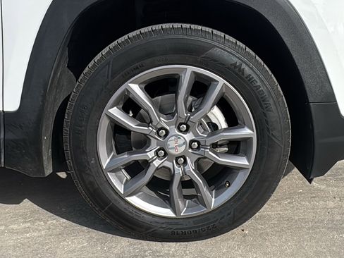 Used 2024 GMC Terrain SLT image 31