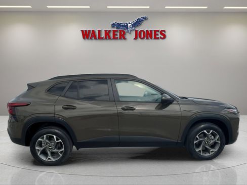Used 2024 Chevrolet Trax LT w/ LT Convenience Package image 2
