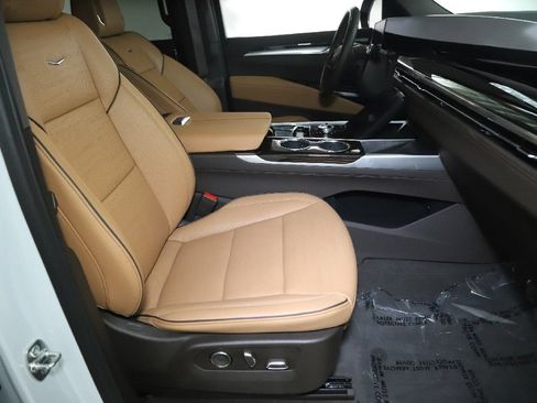 Used 2026 Cadillac Escalade Luxury w/ LPO, Floor Liner Package AWD/4WD image 40