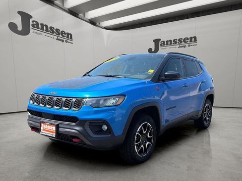 Used 2025 Jeep Compass Trailhawk AWD/4WD image 8