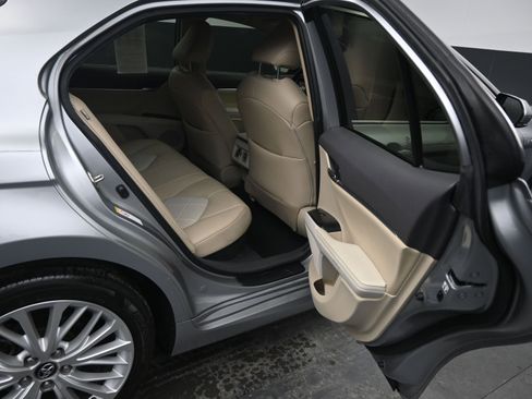 Used 2019 Toyota Camry XLE image 10