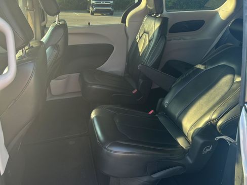 Used 2024 Chrysler Pacifica Touring-L FWD image 10