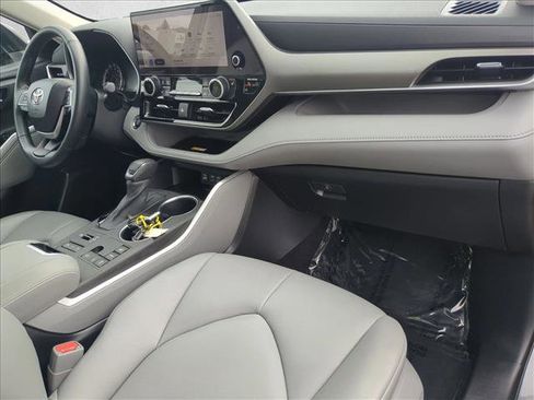 Certified 2023 Toyota Highlander XLE image 21