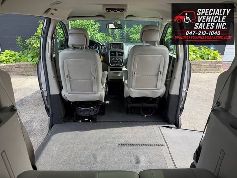 Used 2016 Dodge Grand Caravan SXT w/ UConnect Hands-Free Group FWD image 19