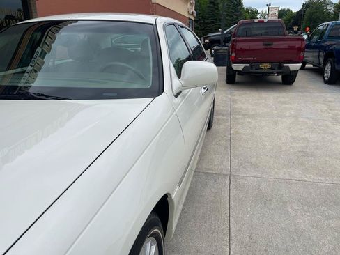Used 2003 Lincoln Town Car Executive RWD image 3