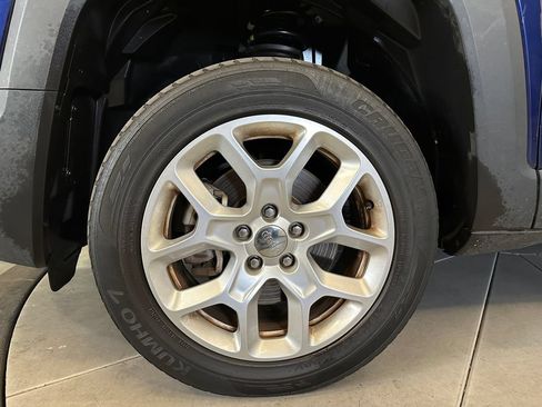 Used 2018 Jeep Renegade Latitude AWD/4WD image 24