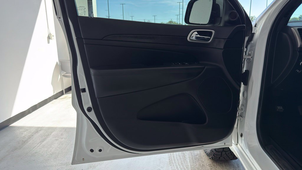 Used 2018 Jeep Grand Cherokee Altitude AWD/4WD image 23