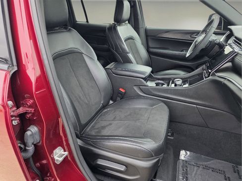 Used 2024 Jeep Grand Cherokee Altitude image 6