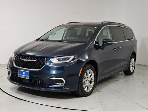 Used 2021 Chrysler Pacifica Touring-L w/ Uconnect Theater Family Group AWD/4WD image 1