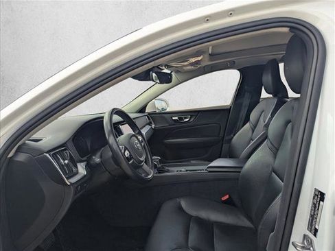 Used 2020 Volvo S60 T5 Momentum w/ Premium Package image 9