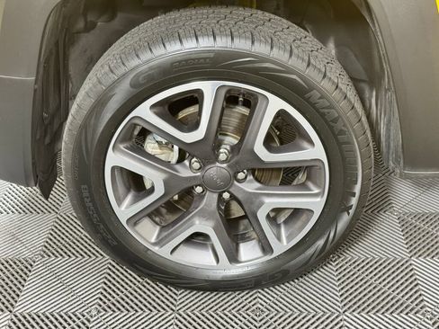 Used 2018 Jeep Renegade Latitude w/ Cold Weather Group AWD/4WD image 9