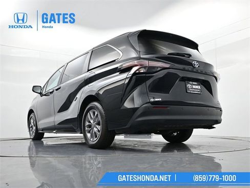 Used 2024 Toyota Sienna XLE image 47