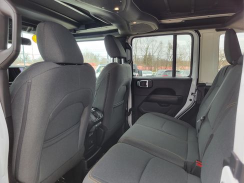Used 2025 Jeep Wrangler Unlimited Sahara w/ Safety Group AWD/4WD image 17