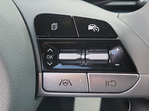 Certified 2025 Hyundai Elantra SE image 9