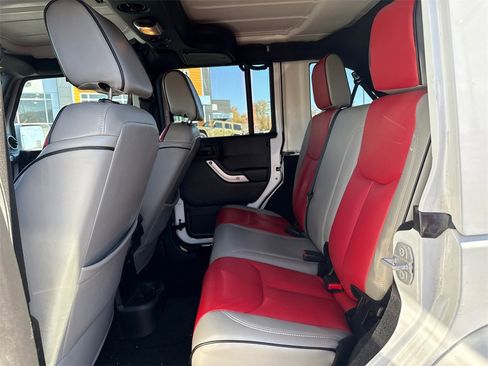 Used 2016 Jeep Wrangler Unlimited Sahara w/ Connectivity Group image 9