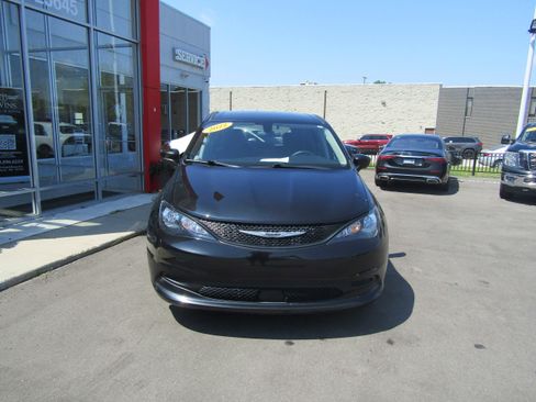 Used 2022 Chrysler Voyager LX image 6