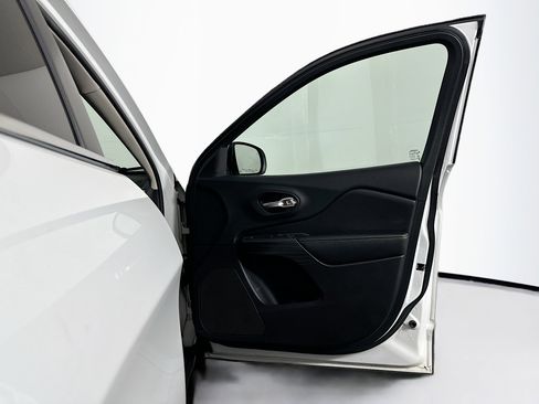 Used 2016 Jeep Cherokee Limited w/ Technology Group image 33