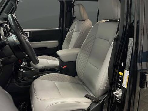 Used 2023 Jeep Gladiator Overland image 9