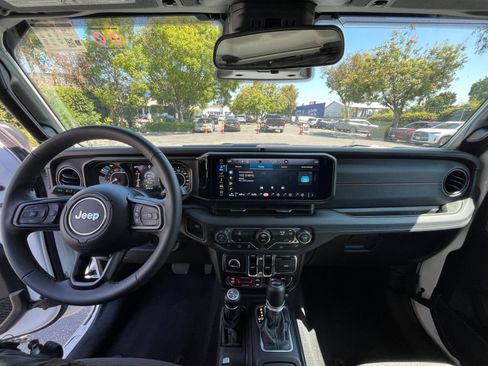 Used 2025 Jeep Wrangler Unlimited Rubicon AWD/4WD image 32