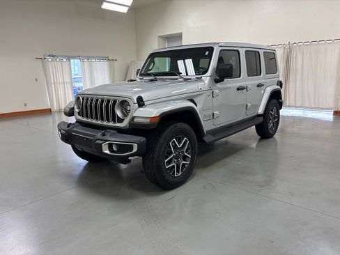 Used 2024 Jeep Wrangler Unlimited Sahara AWD/4WD image 4