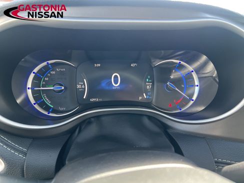 Used 2024 Chrysler Pacifica Limited FWD image 26