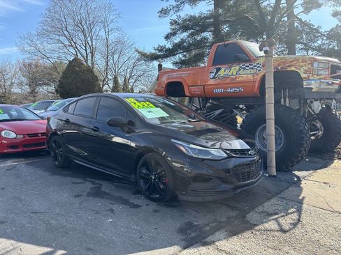 Used 2018 Chevrolet Cruze LT w/ Redline Edition image 2