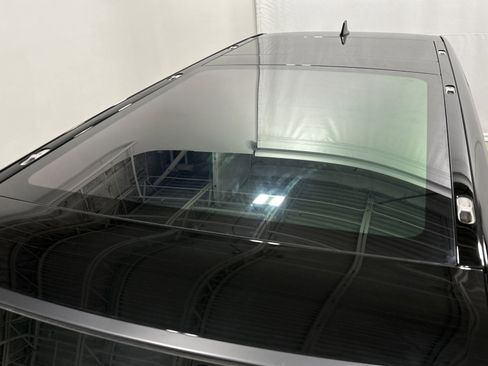 Used 2025 Rivian R1S Premium image 13