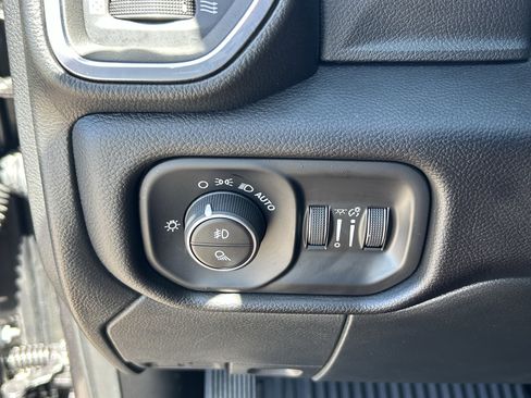 Used 2025 RAM 2500 Laramie AWD/4WD image 34