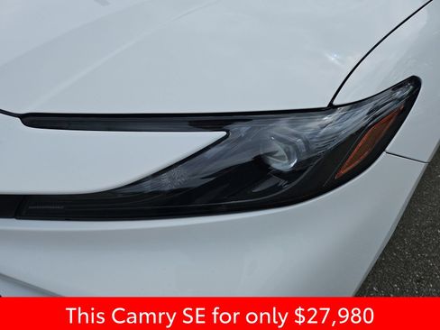 Used 2025 Toyota Camry SE FWD image 13