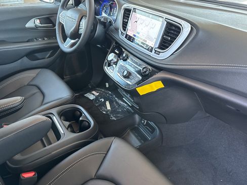 New 2027 Chrysler Pacifica Select FWD image 14