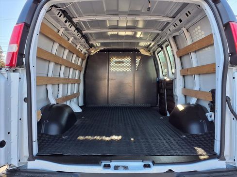 Used 2024 GMC Savana 2500 w/ Driver Convenience Package image 7