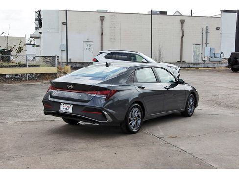 Used 2024 Hyundai Elantra SEL FWD image 3