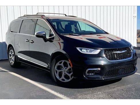 Used 2023 Chrysler Pacifica Limited image 2