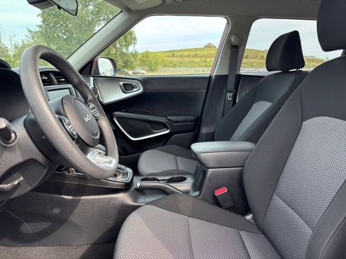 Used 2025 Kia Soul LX w/ LX Technology Package FWD image 18