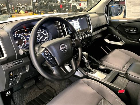 Used 2025 Nissan Frontier SV image 8
